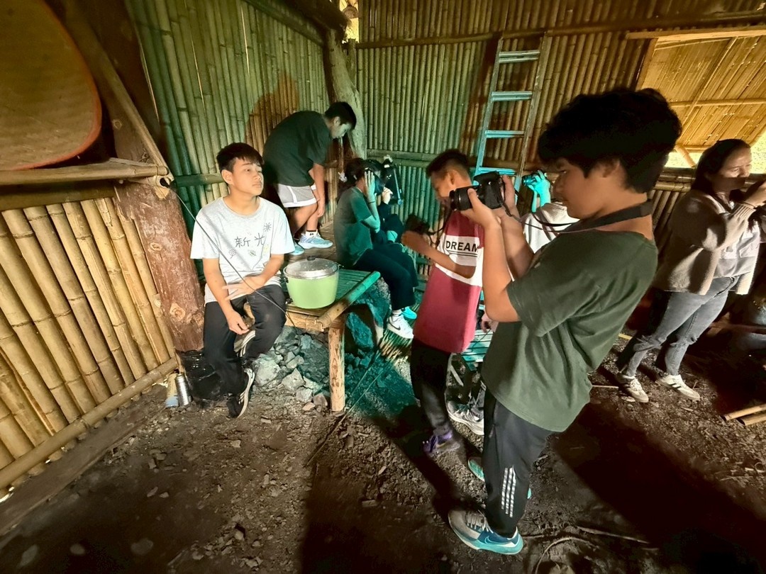 帶著現代物品在傳統屋中拍攝出畫面衝突的照片。